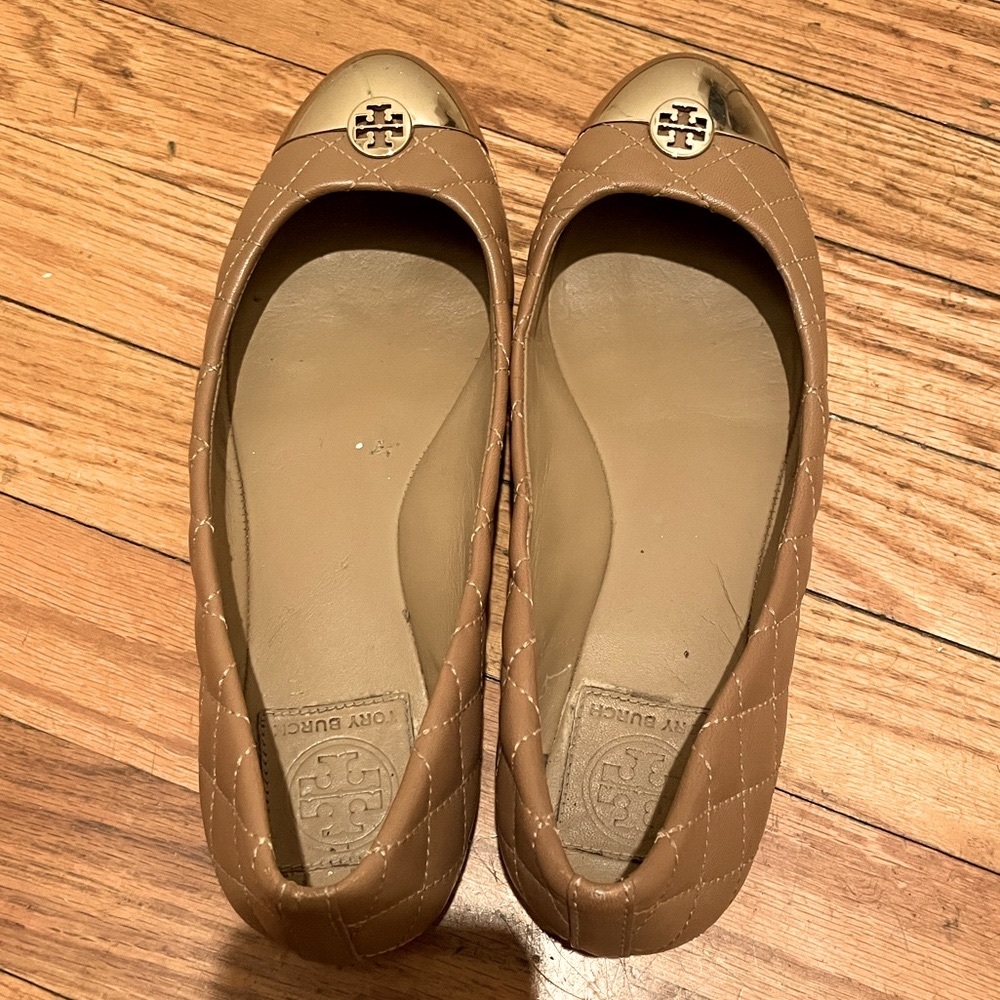 Beige Tory Burch quilted flats with gold cap toe